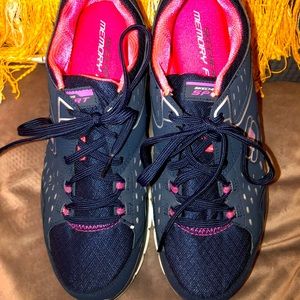 Skechers sz 9 navy with hot pink trim